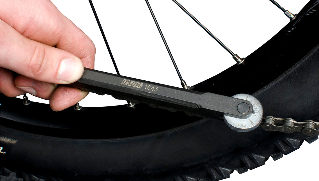 Measuring chain elongation at the rear wheel with the Unior Professional Chain Wear Indicator 1643/4 dial gauge