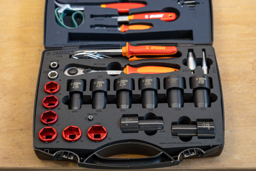 Suspension Service Set 2.0 open on workshop bench, sockets, ratchet and 1704 drivers laid out in foam tray