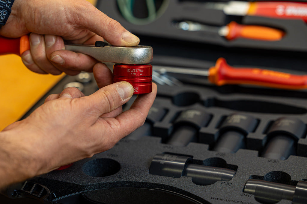 Red Unior 1783 socket fitted to a ratchet handle, Suspension Service Set 2.0 case in background
