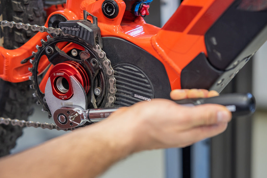 Unior 1724.SSL seated on a Shimano STEPS chainring lockring with 1725/CF crowfoot and 1/2-inch drive torque wrench