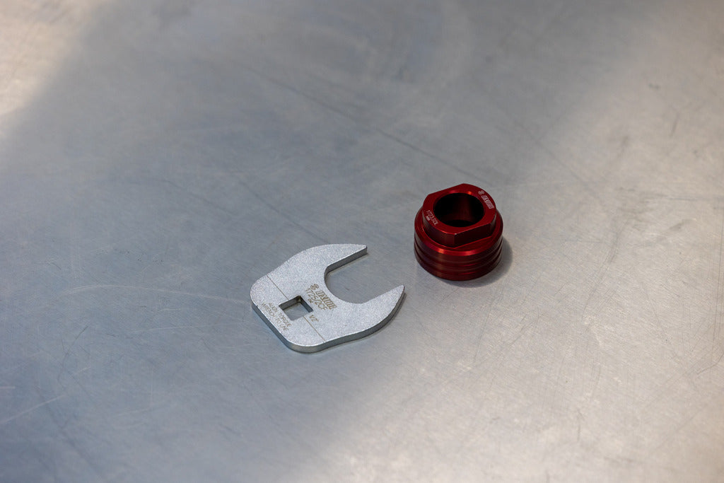 Unior 1725/2CF crowfoot next to the 1723.SDL Shimano direct-mount lockring tool on the bench