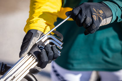 Unior 220/3LPH-US long hex wrench set on black plastic clip, pulling a key at the bike