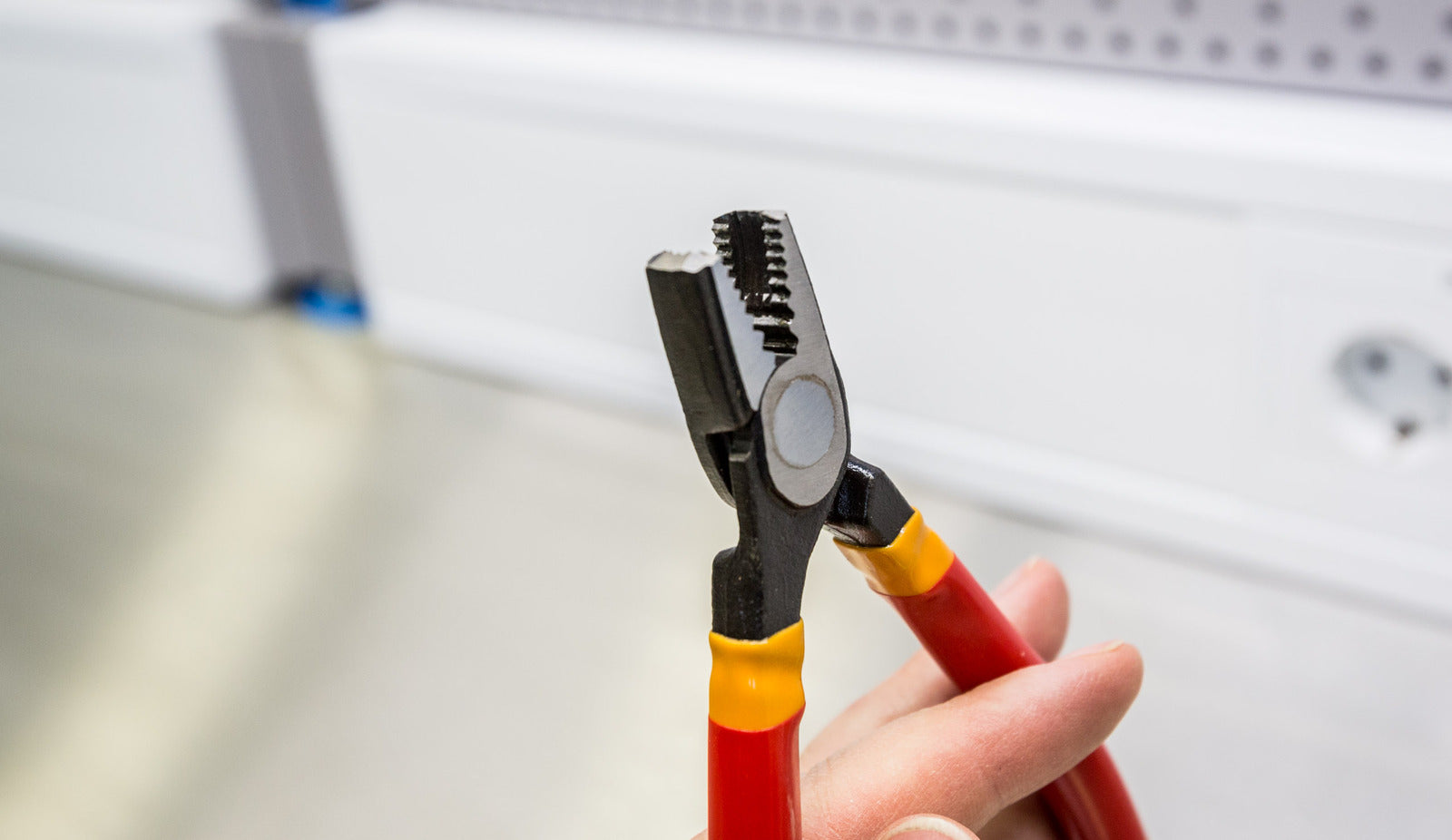 Front view of Unior 407/4DP-US screw grabbing pliers jaws showing double serrations, horizontal and vertical teeth