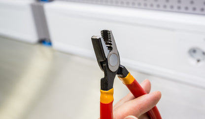 Front view of Unior 407/4DP-US screw grabbing pliers jaws showing double serrations, horizontal and vertical teeth