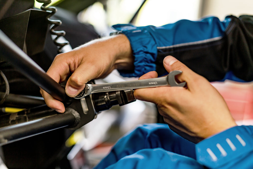 Unior 160/2 13 mm ratcheting combination wrench in use, Stop ring box end on a fastener