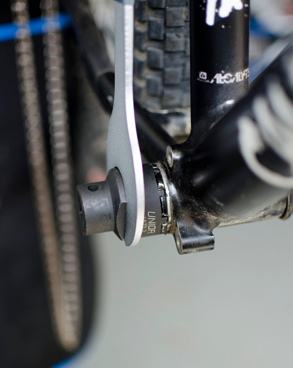 Unior 1671.2/4 8-notch tool on a cartridge bottom bracket, driven by a 1/2 inch ratchet at the BB shell