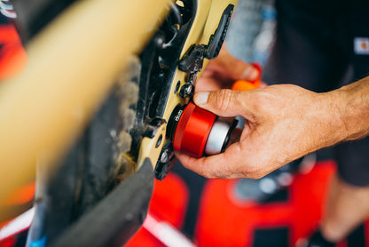 Unior 1671.BSA30 socket being threaded by hand onto a SRAM DUB threaded bottom bracket cup