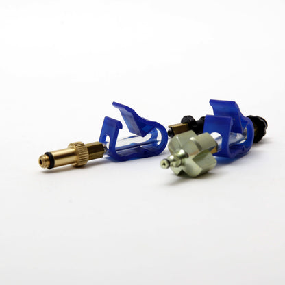 Bleedkit Basic Edge SRAM kit close-up, brass lever-port fitting with blue retention clip and caliper bleed fitting