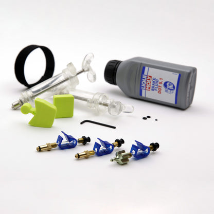 Bleedkit Workshop DOT kit overview for SRAM brakes, two syringes, DOT 5.1 fluid bottle, green caliper blocks, and adapters