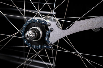 Unior Singlespeed Chainwhip 1659/2DP-US head close-up, hook arm engaged on a single-speed cog and chain section
