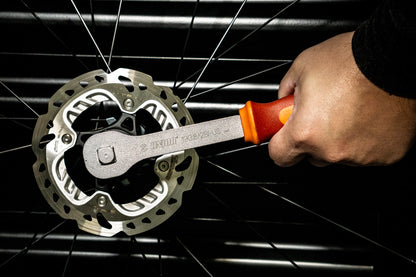 Mechanic using Unior Pro Socket Handle 190.8/2BI-US to loosen the centerlock lockring on a bicycle disc brake rotor